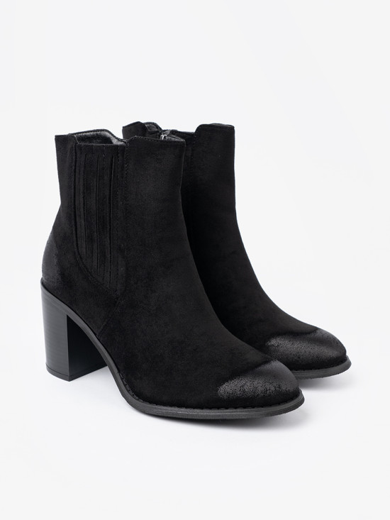 Stivaletti neri in suede con tacco alto