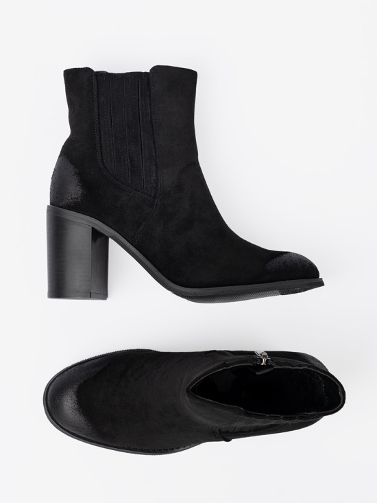Stivaletti neri in suede con tacco alto