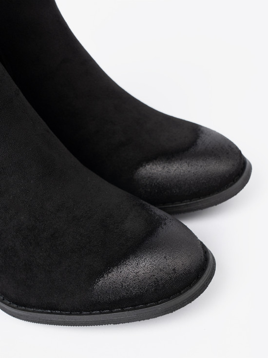 Stivaletti neri in suede con tacco alto