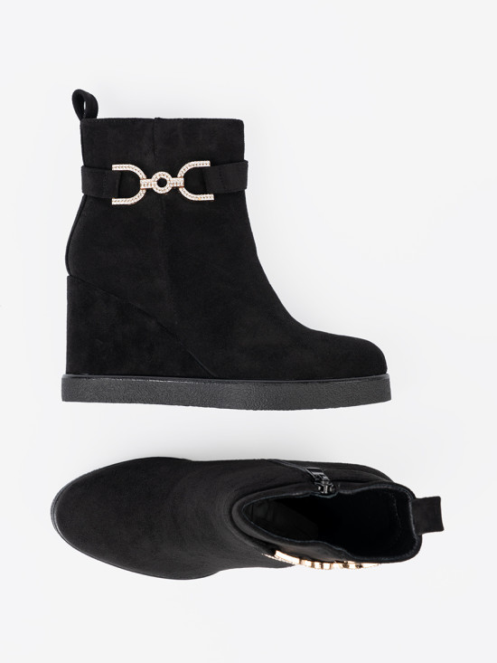 Stivaletti neri in suede con elegante fibbia