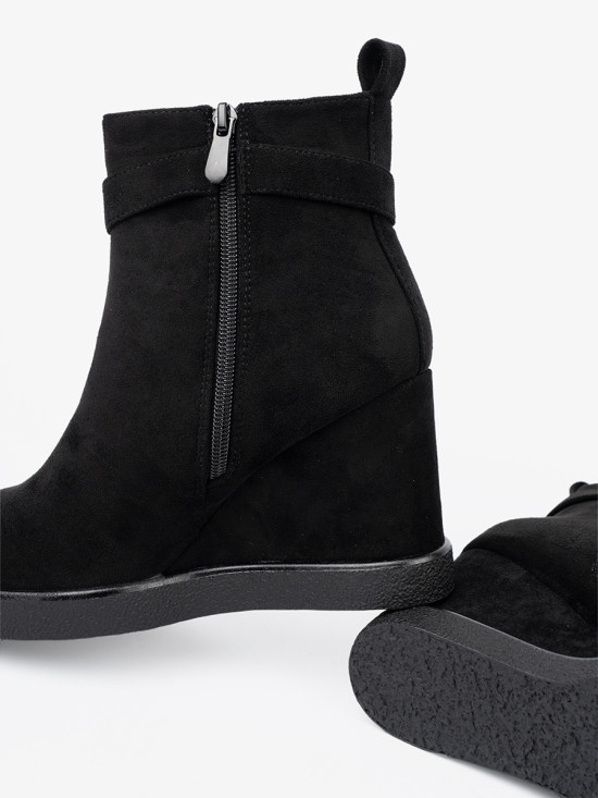 Stivaletti neri in suede con elegante fibbia