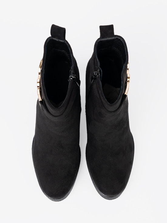 Stivaletti neri in suede con elegante fibbia