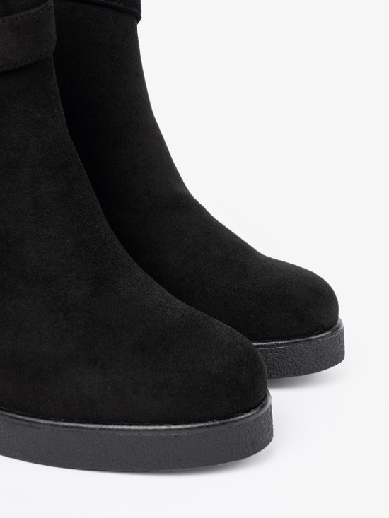 Stivaletti neri in suede con elegante fibbia