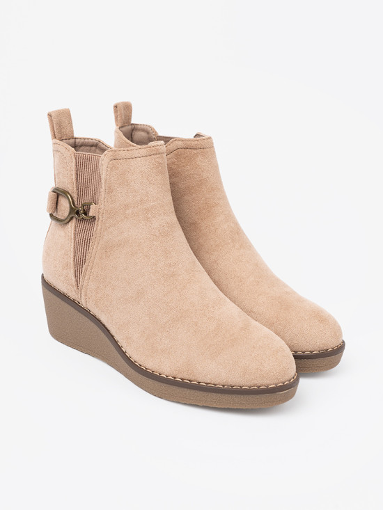 Stivaletti beige su comodo tacco basso