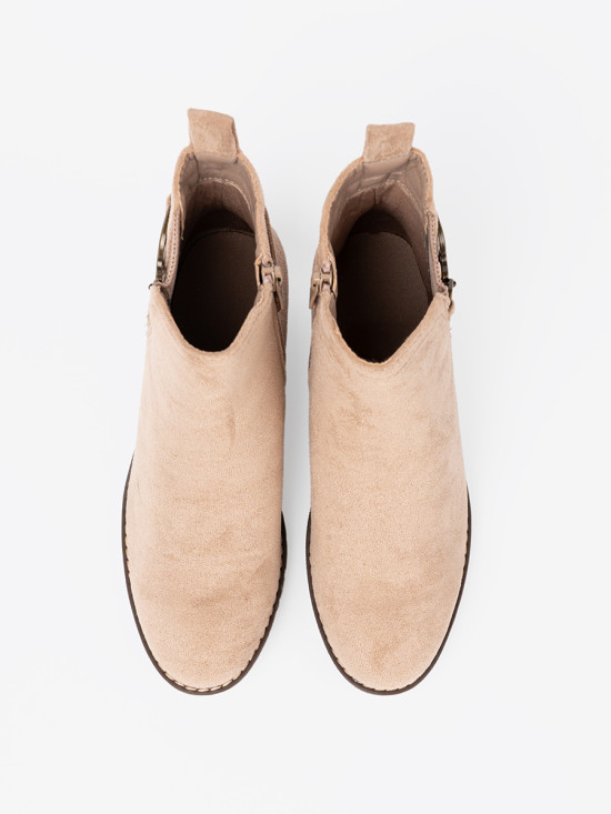 Stivaletti beige su comodo tacco basso