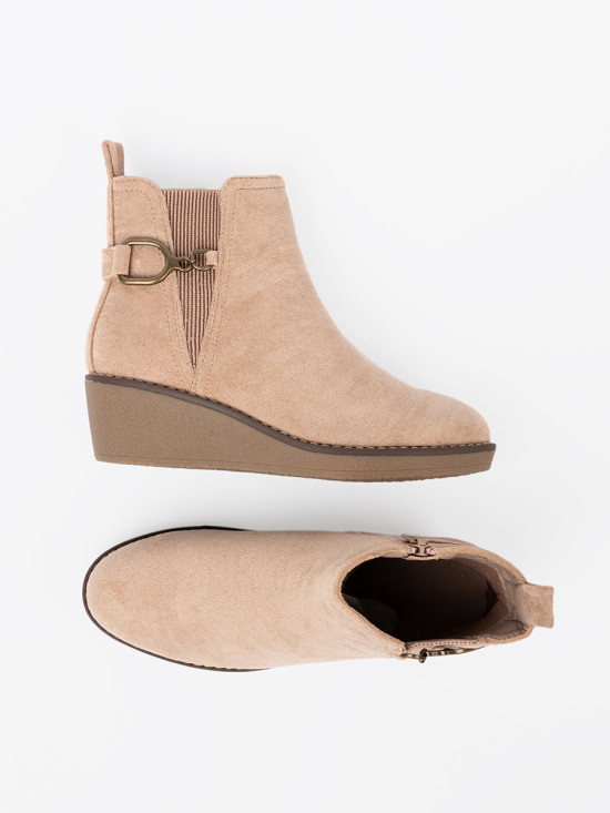 Stivaletti beige su comodo tacco basso