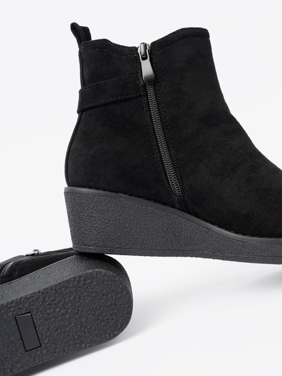 Stivaletti neri in suede con inserto elastico