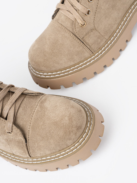 Stivaletti beige con cuore e suola spessa