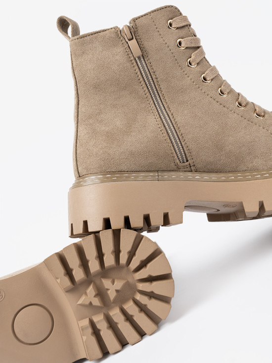 Stivaletti beige con cuore e suola spessa