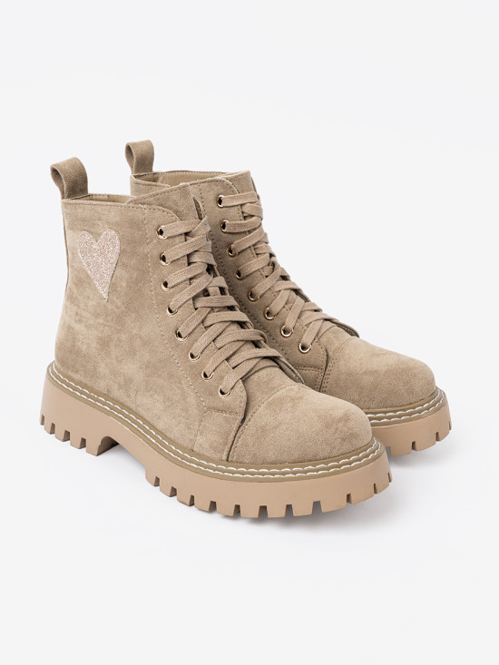 Stivaletti beige con cuore e suola spessa