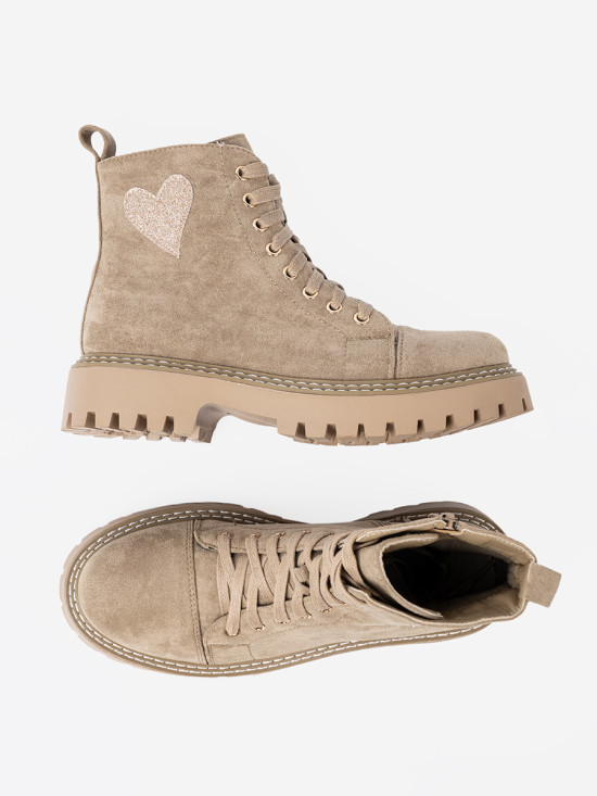 Stivaletti beige con cuore e suola spessa