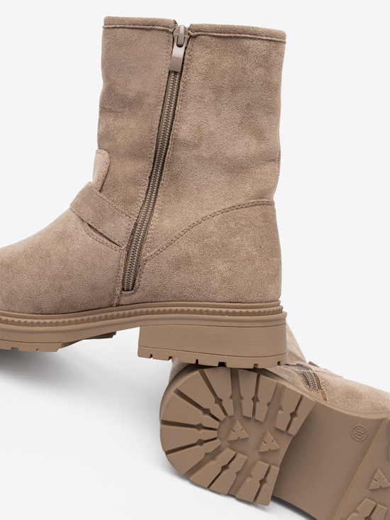 Stivaletti beige in suede con fibbie decorative