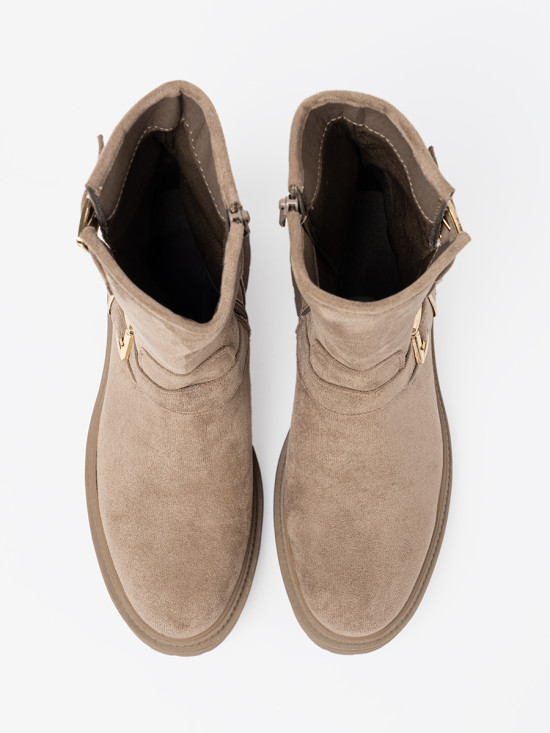 Stivaletti beige in suede con fibbie decorative