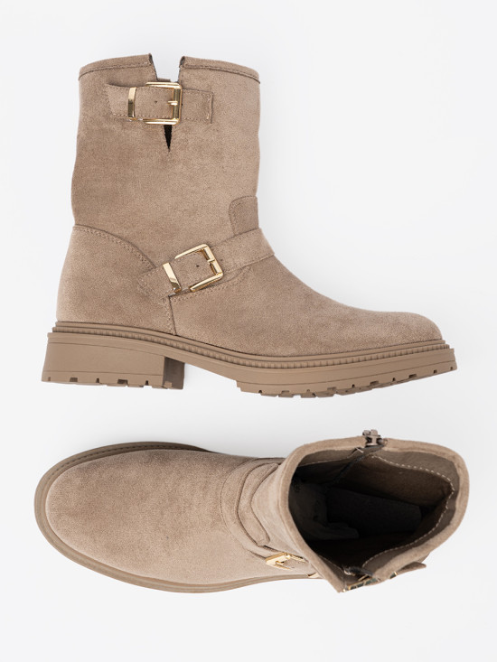 Stivaletti beige in suede con fibbie decorative