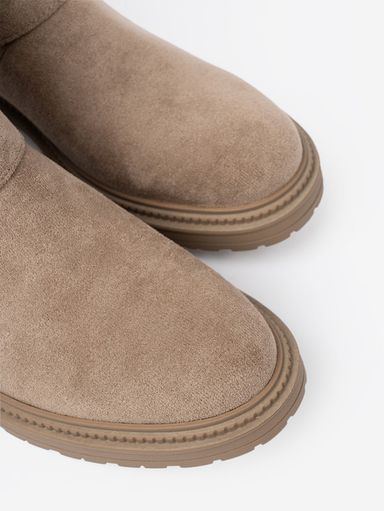 Stivaletti beige in suede con fibbie decorative