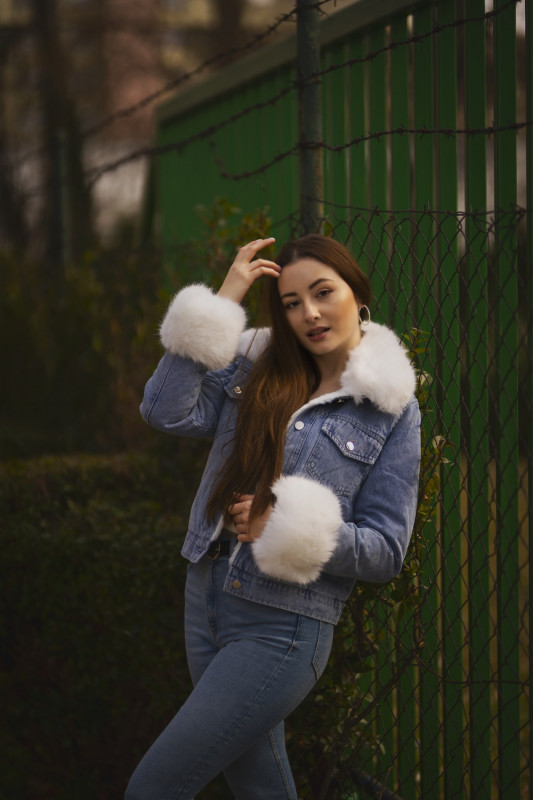 Giubbotto in denim blu con pelliccia grigia