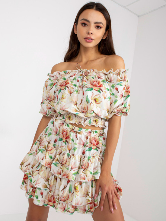 Completo bianco-rosso con motivo floreale