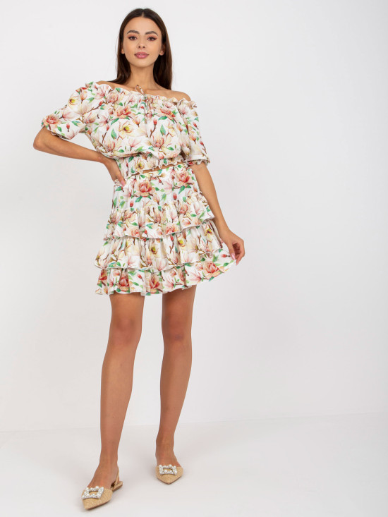 Completo bianco-rosso con motivo floreale