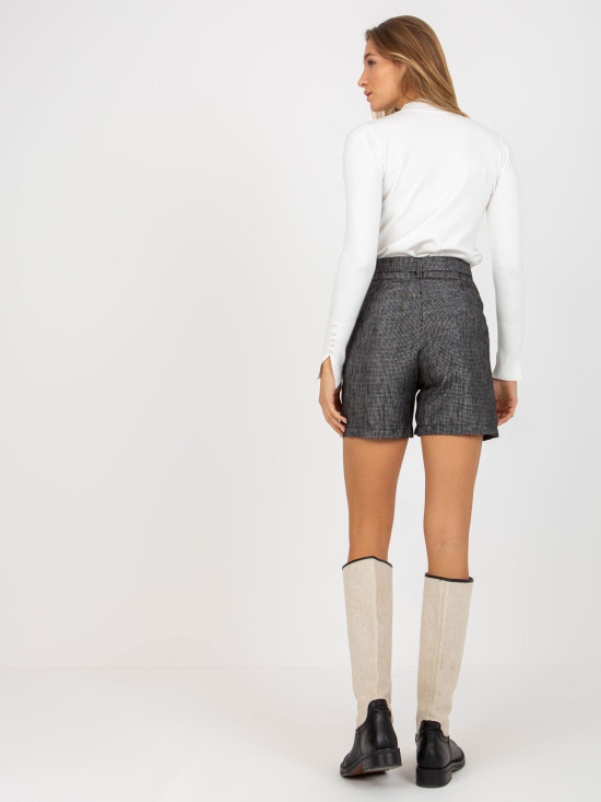 Pantaloni corti eleganti da donna in grigio scuro con cintura