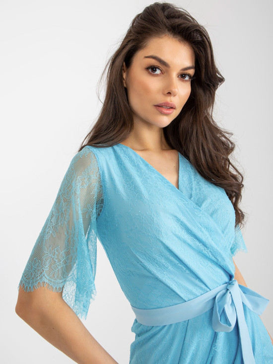 Abito da cocktail blu chiaro in pizzo con cintura