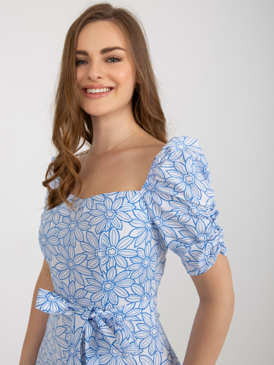Abito estivo bianco-blu con maniche corte