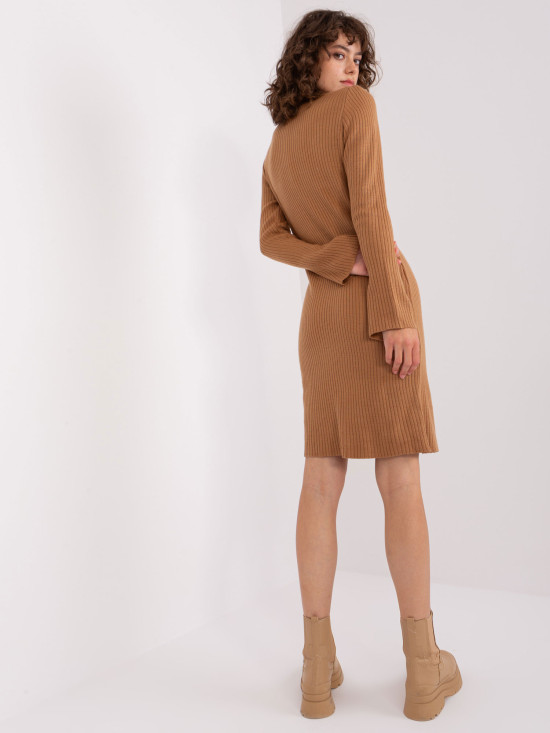 Abito in maglia color cammello con maniche svasate