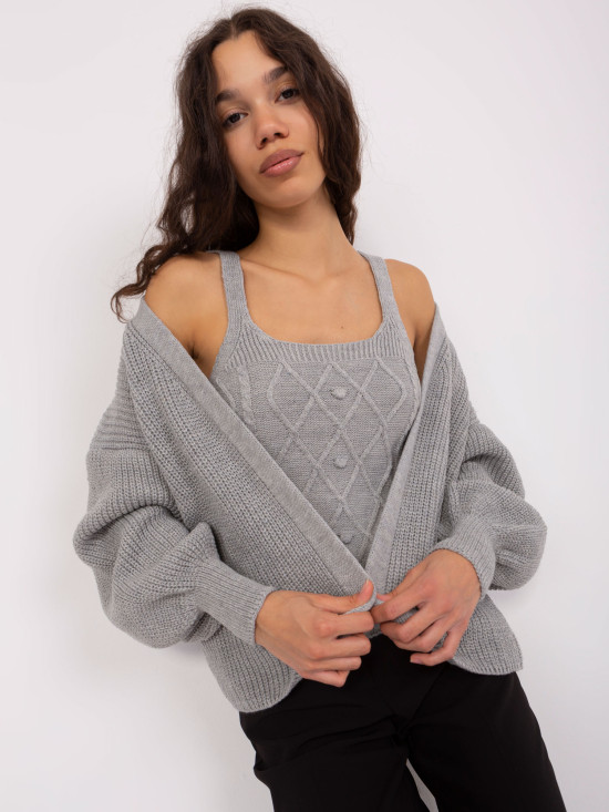 Completo grigio lavorato a maglia con lana