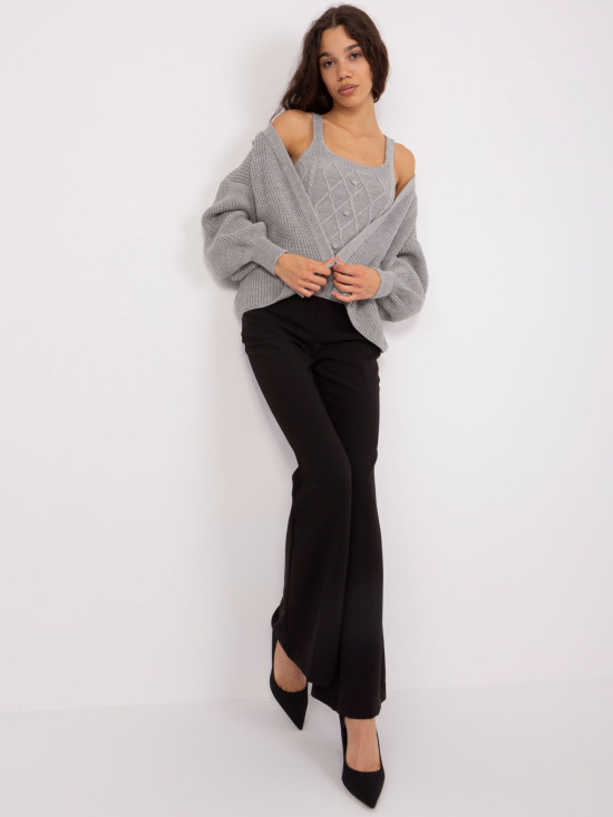 Completo grigio lavorato a maglia con lana