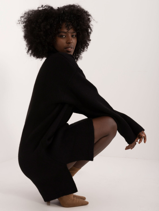 Elegante mini abito nero con maniche lunghe