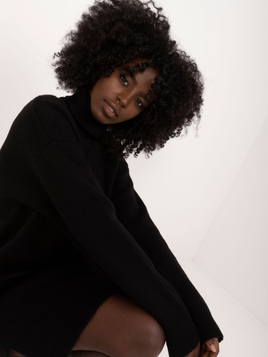 Elegante mini abito nero con maniche lunghe