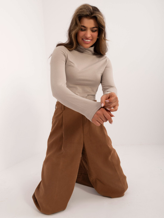 Blusa beige elegante con maniche lunghe