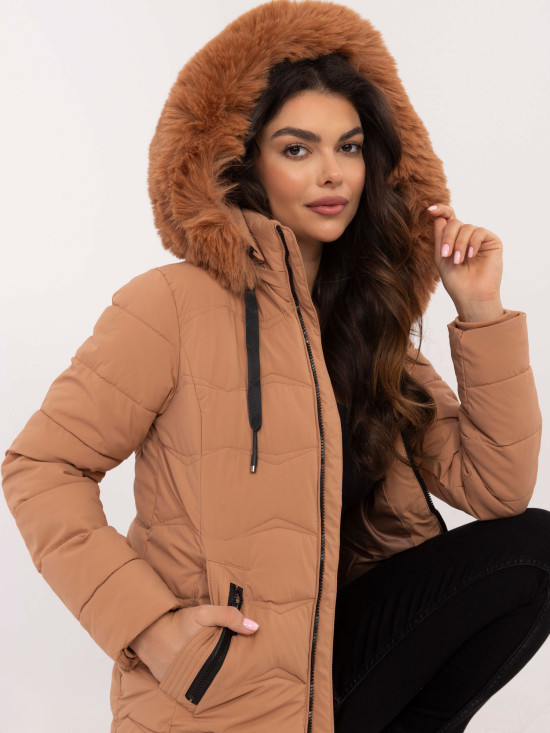 Giacca invernale comoda con cappuccio in colore camel