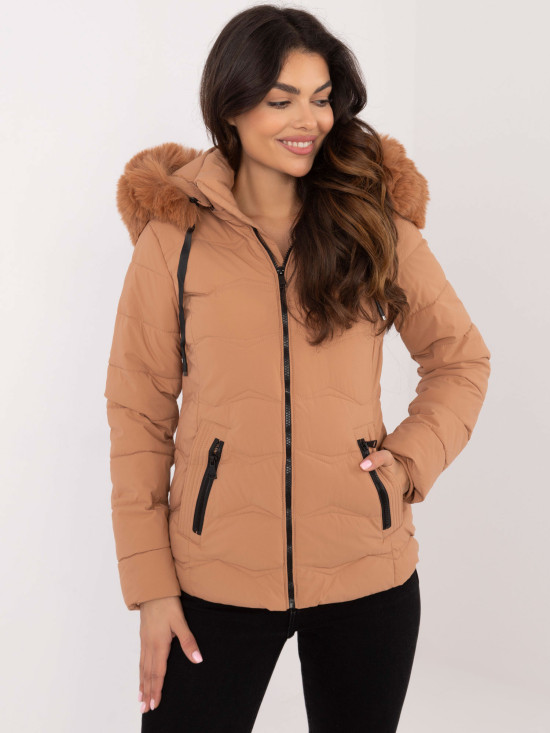Giacca invernale comoda con cappuccio in colore camel
