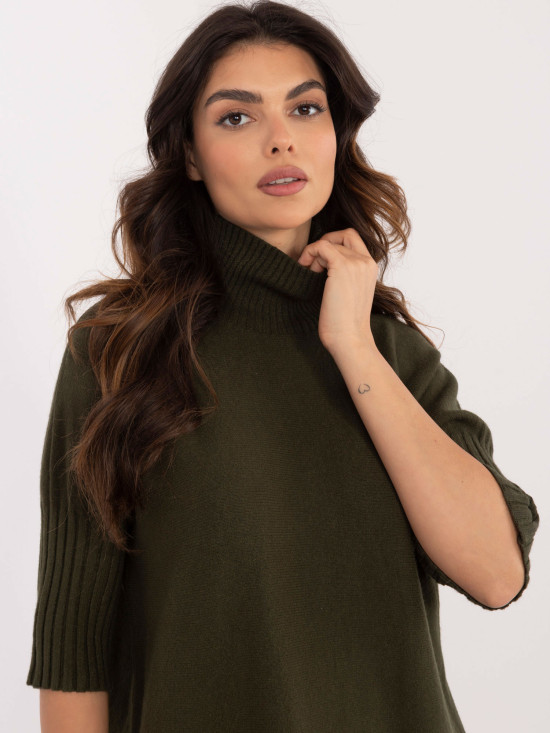 Stilski khaki pulover s rolom