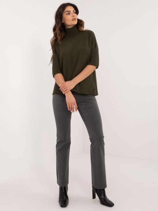 Stilski khaki pulover s rolom