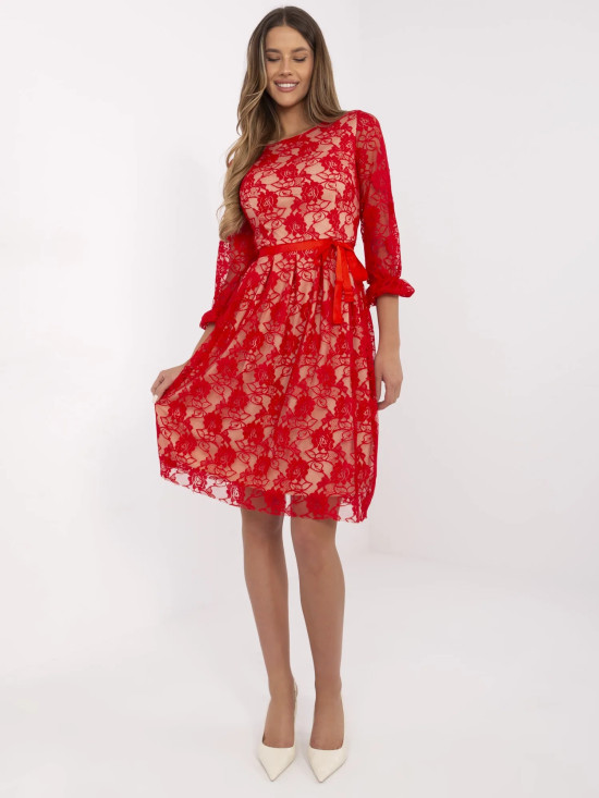 Elegante vestito midi rosso con maniche 3/4