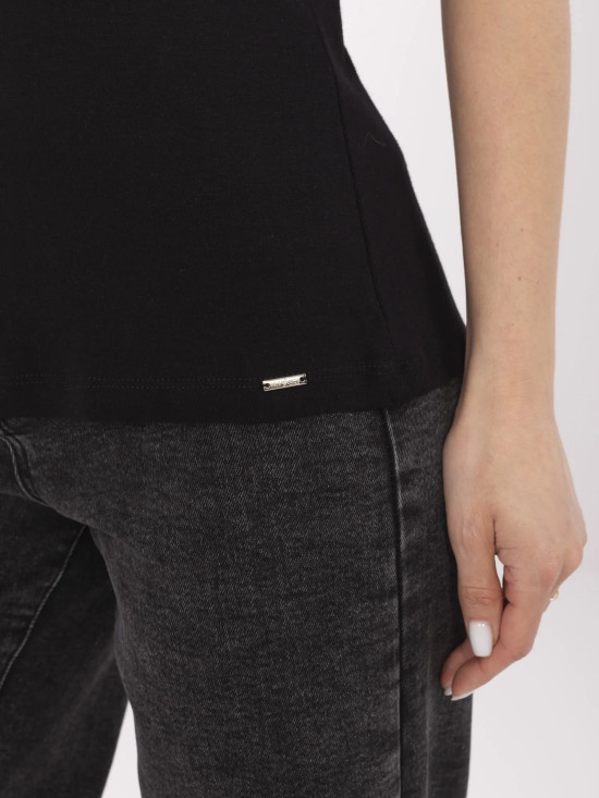 T-shirt nera elegante a maniche corte