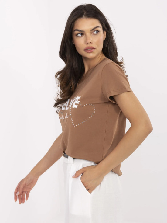 T-shirt beige con applicazione e strass