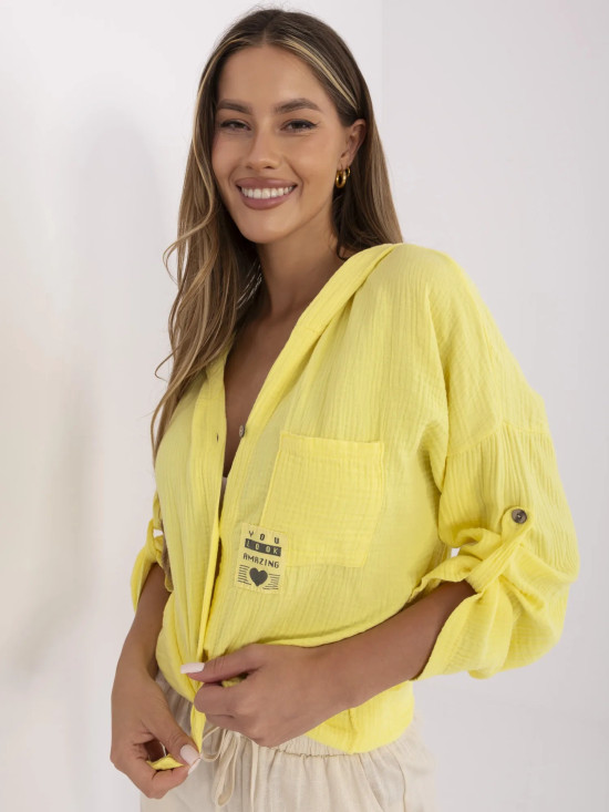 Blusa gialla con cappuccio
