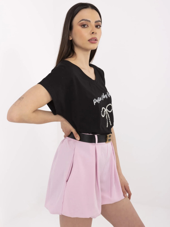 T-shirt nera elegante con applicazione