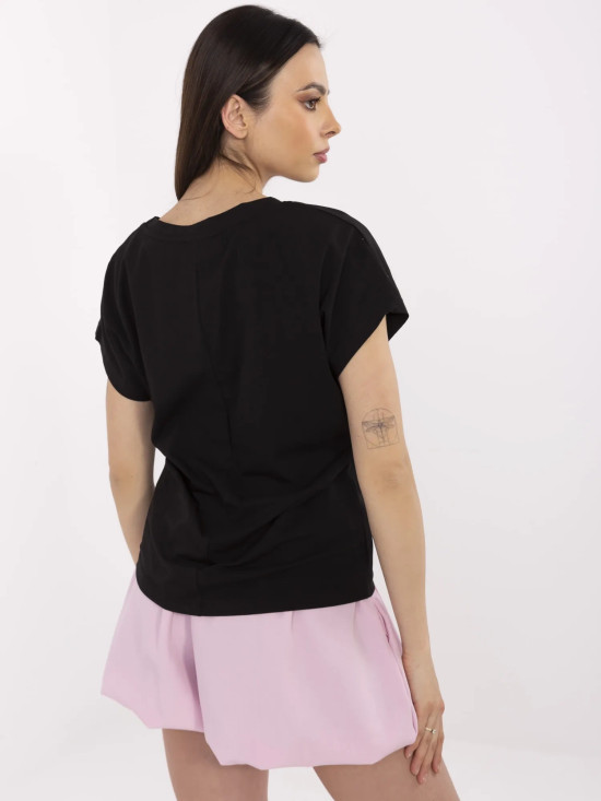 T-shirt nera elegante con applicazione