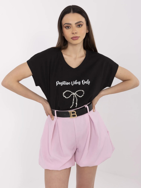 T-shirt nera elegante con applicazione