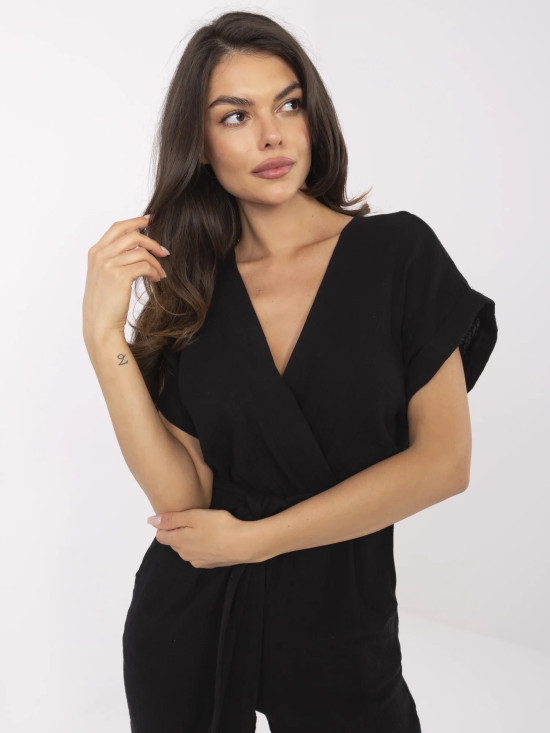 Elegante tuta nera con maniche corte