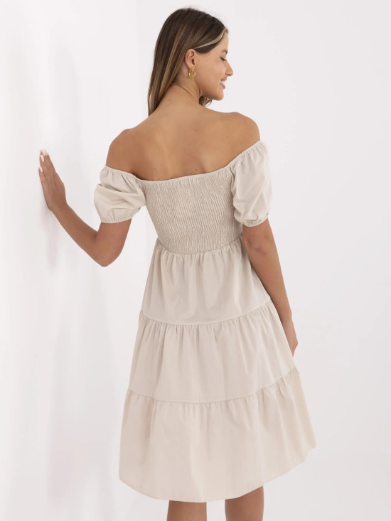 Abito beige a campana con maniche corte
