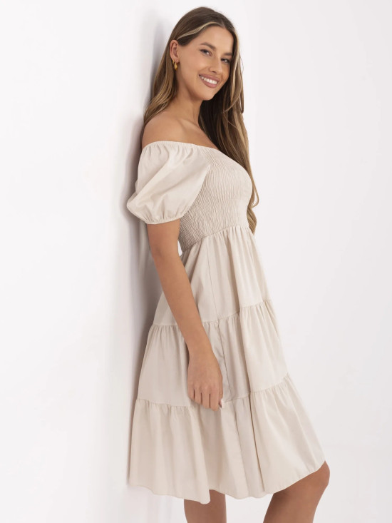 Abito beige a campana con maniche corte