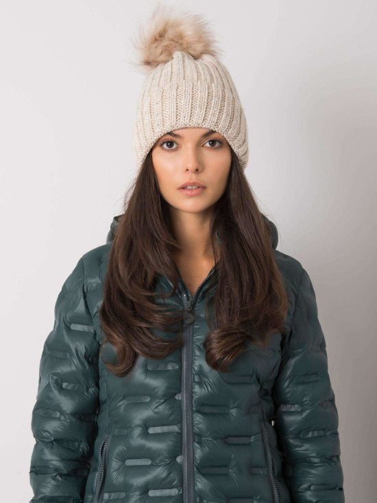 Cappello beige imbottito con applicazioni