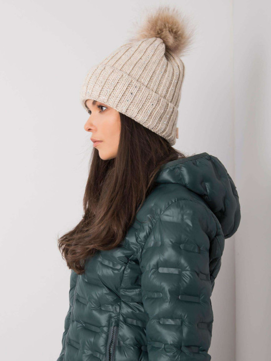 Cappello beige imbottito con applicazioni