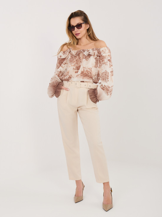 Blusa beige con stampa floreale e spalle scoperte