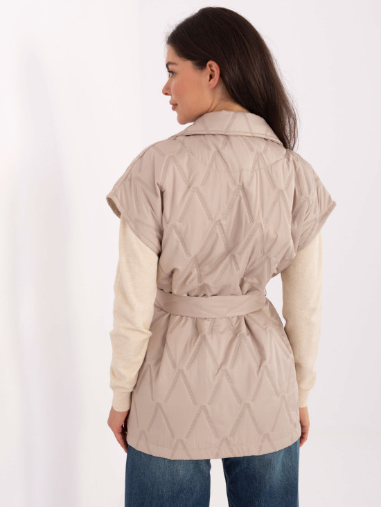 Gilet trapuntato beige con cintura e spilla