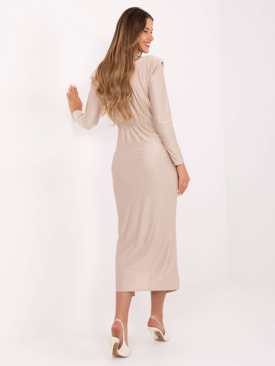 Abito midi beige a tubino con scollo incrociato e arricciature